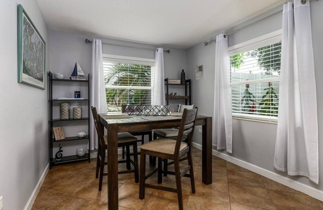 Cozy Well-Equipped Home In The Heart Of South Tampa. Amazing Fenced-in Backyard!