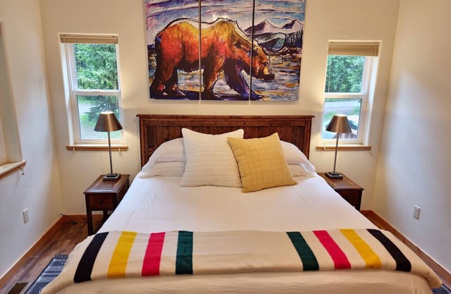 Cozy West Glacier Cabin*1.5 Mile GNP* 5-Star Host