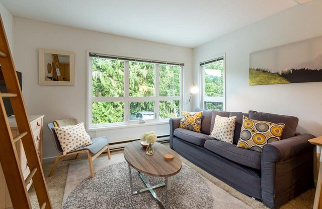Cozy Whistler Retreat 2bd loft, ski/bike in/out steps to gondola!