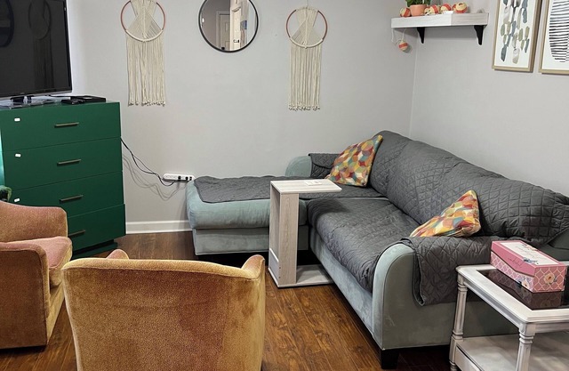 Cozy whole home in the downtown area. Pet Friendly. nn