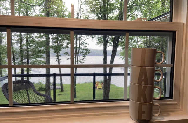 Cozy Year-Round Lakefront Cottage Near Bridgewater on the Beautiful South Shore