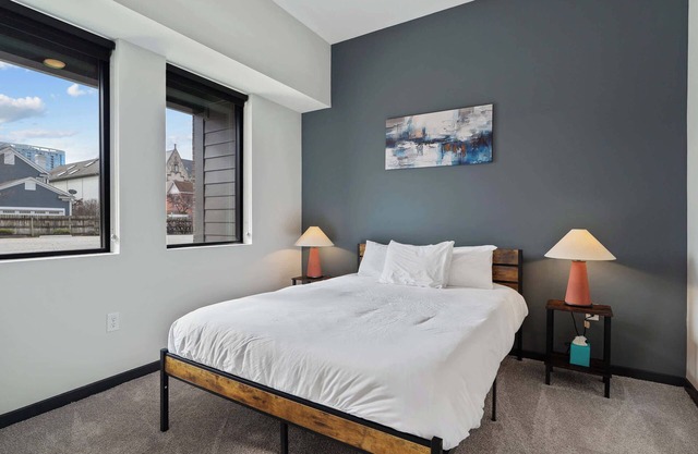 CozySuites Mass with parking, lounge & roof deck #23