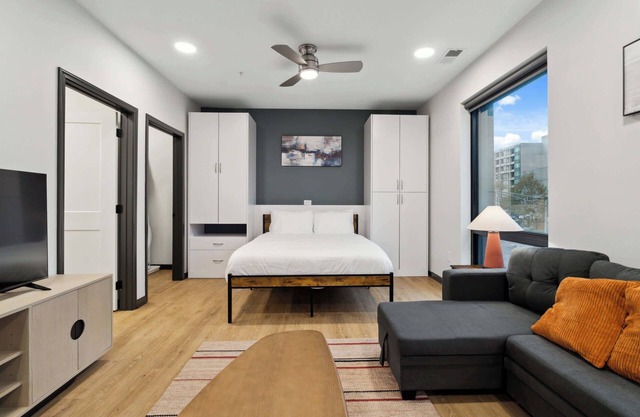 CozySuites Mass with parking, lounge & roof deck #24