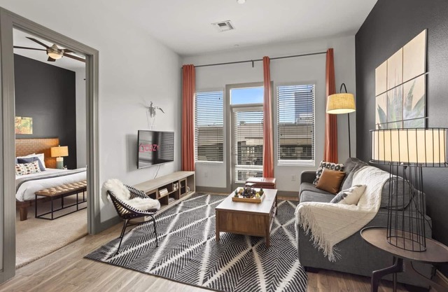 CozySuites Modern Town Lake