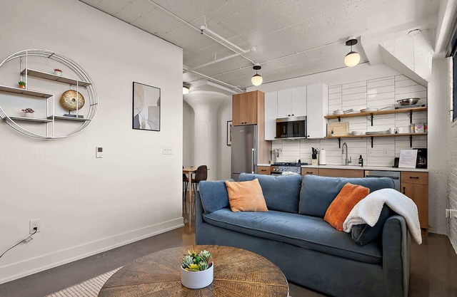 CozySuites NLG - Modern 1BR condo #07