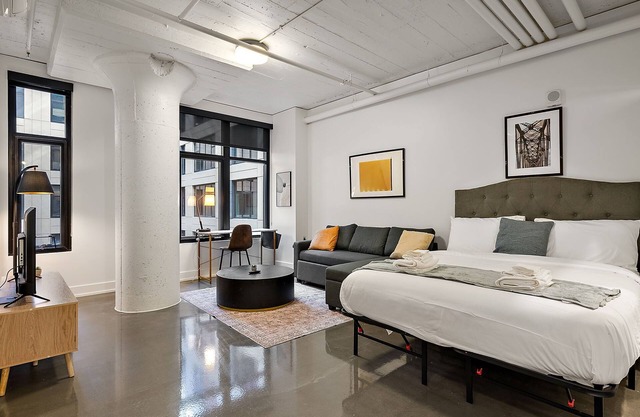 CozySuites NLG - Modern studio condo #17