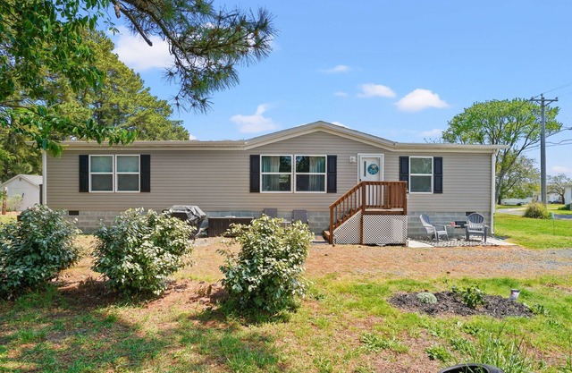 Crabby Pines - Pet friendly modern accommodations!