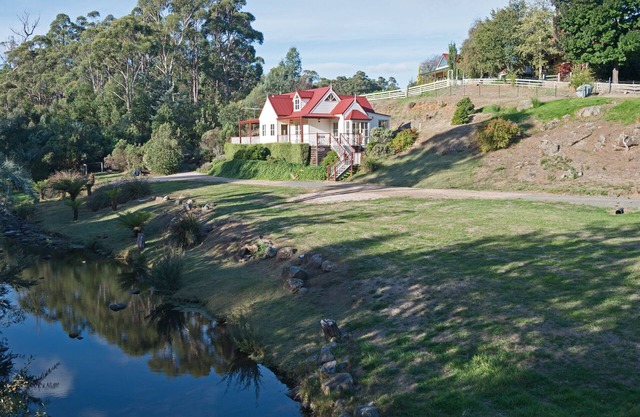 CRABTREE RIVER COTTAGES - EMILY COTTAGE -RIVERFRONT RELAXATION