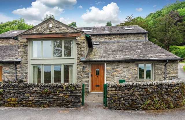 CRAGFELL COTTAGE, romantic, with a garden in Cartmel Fell