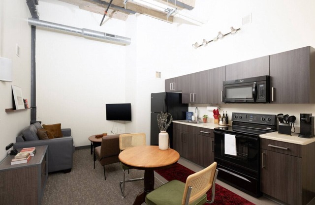 Cream City 2BR Apt - Just 3 Blocks to Fiserv with Gym and Parking