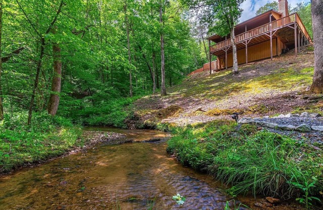 Creekfront, hot tub, 2/2 5 acres of privacy, pet friendly, fenced yard