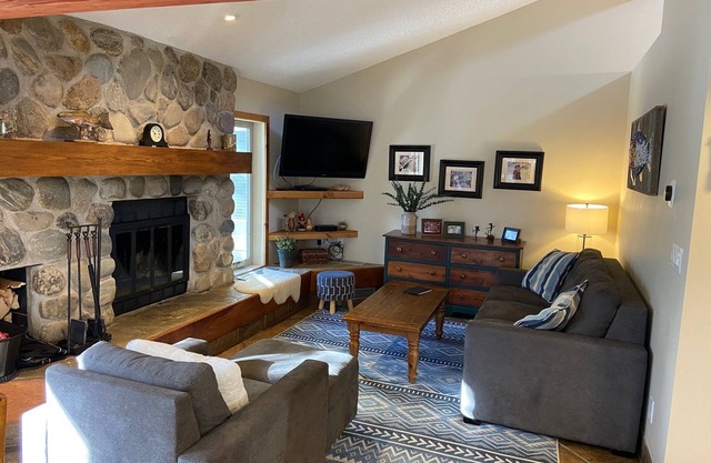 CREEKSIDE AND MOUNTAIN VIEW! Walk to Main St Frisco, Skiing, Pool, Trails
