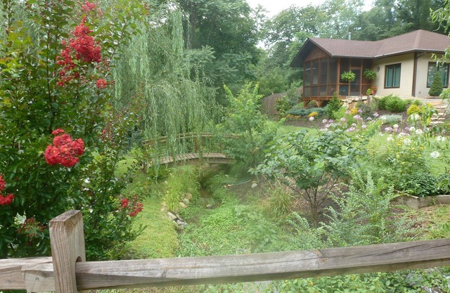 Creekside Cottage! Hiking. Gardens. 5 min to town. Close to shopping/dining.WiFi