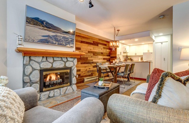 Creekside Slopeside 1BR with pool, hot tub, BBQ