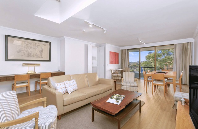Cremorne - SPF13 - Spofforth Street - Sunny 2BR Apartment with Balcony Parking Near Cremorne Shops Transport