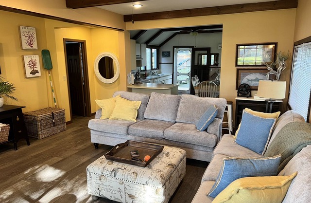 Crescent Beach Fort Erie, Ontario 3 Bedroom Beachfront Cottage