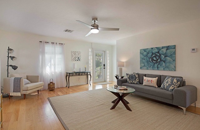 Crisp Coastal Home - Uber Popular Northwood Neighborhood of West Palm Beach