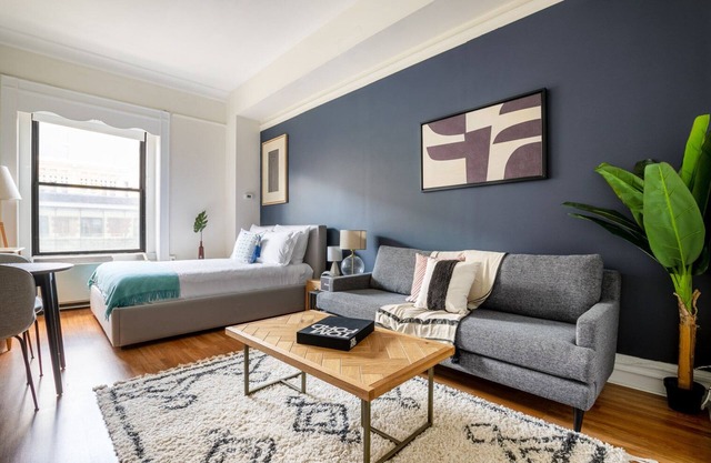 Crisp Downtown Studio w/W/D, Doorman, nr. Green Line, by Blueground