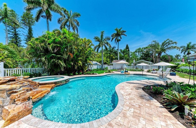 Crooked Coconut: Resort Pool & Spa, Dock, Kayaks