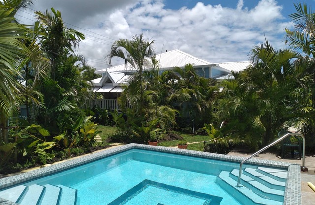Crotona Garden Upper Cottage 1 Bed Apt, Pool, Lush, Tropical, 2 Min Walk to Sea