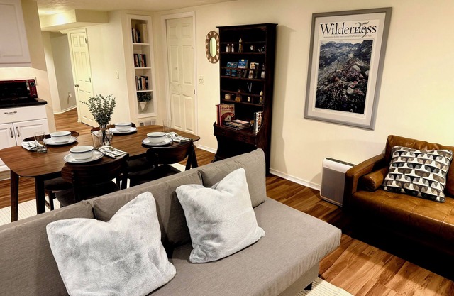Crow Ridge - 5min from Hollywood MAX stop. 1b/1b with private entrance and patio
