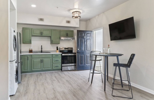 Crystal Clear Comfort Studio ~D