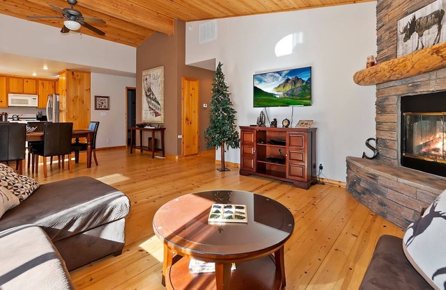 Crystal Lake Retreat by Destination Big Bear: Log Style Home! Game Table! Centrally Located in Fox Farm!