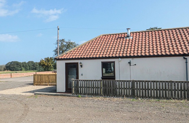 CURLEW COTTAGE, pet friendly, character holiday cottage in Filey