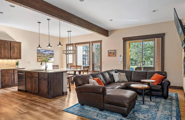 Custom Luxury Mountain Villa in Grand Park- Shuttle to WP Resort 10 Ft Away