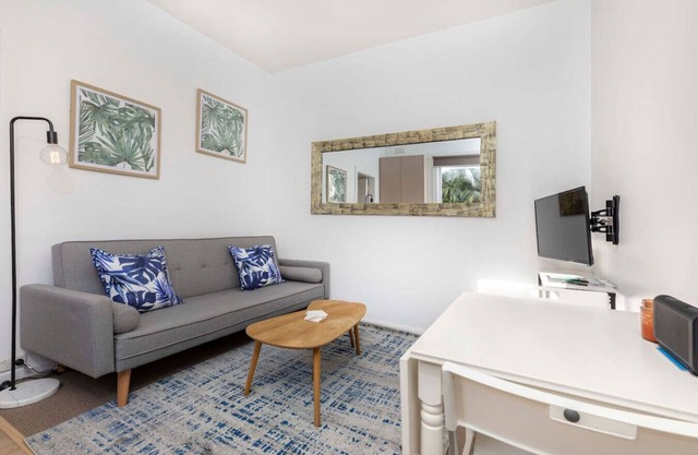 Cute 1 bedroom with private courtyard garden