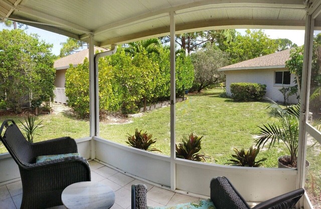 Cute 2/2 near downtown and beaches! 1 hour from Tampa's theme parks & museums!