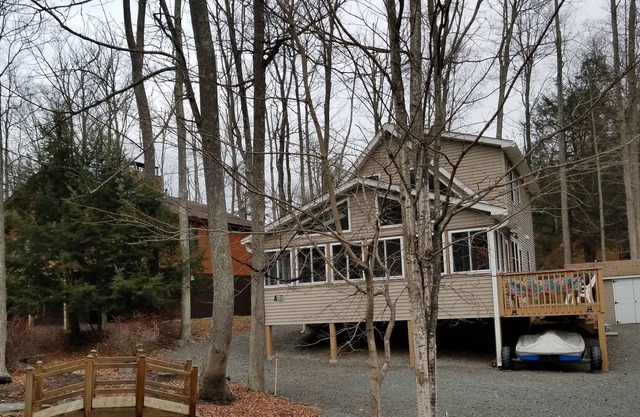 Cute and cozy, walking distance to pool and lake