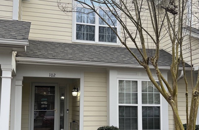Cute “beachy” condo -2 miles from the beach in quiet neighborhood