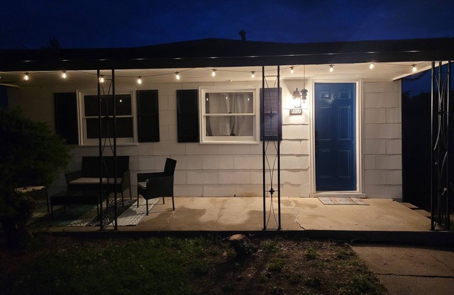 Cute Bungalow in small town where everyone knows everyone!