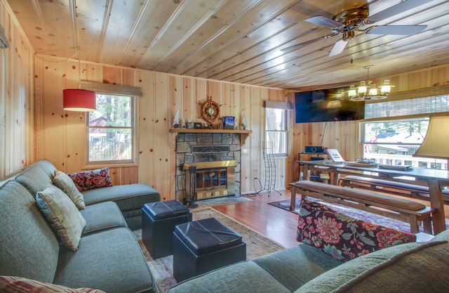 Cute cabin w/private hot tub, less than a mile from Lake Tahoe!