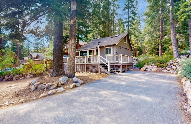 Cute cabin w/spacious porch, walk to beach & dining, central to ski resorts