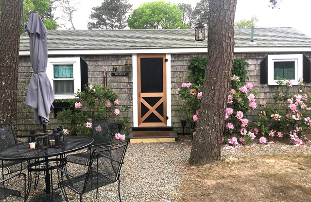 Cute Cape Cottage with outdoor shower