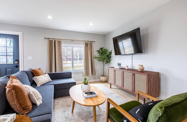 Cute, Chic & Updated Melvindale Cottage!