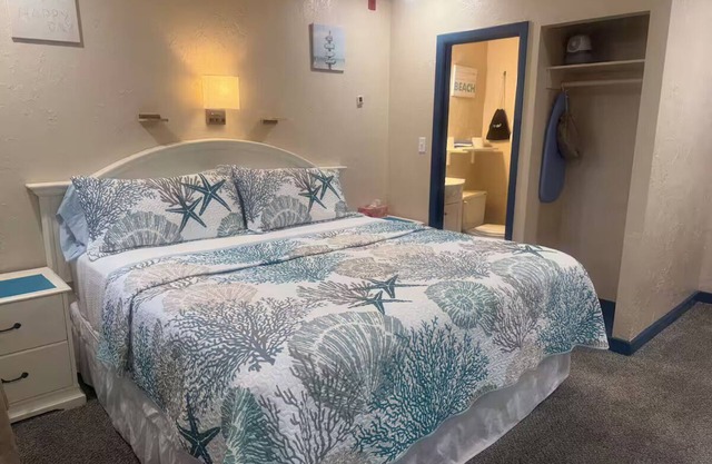 CUTE, CLEAN KING BED & PRIVATE BATH/WALK TO MAIN ST./EXTENDED STAY