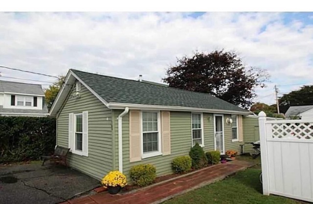 Cute cottage just steps to beautiful Scarborough beach