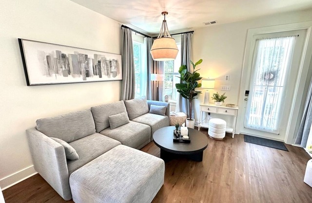 Cute Cottage near downtown Ocean Springs and the Beach! Golf Cart District