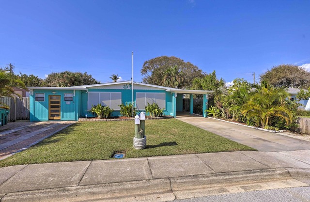 Cute & Cozy Florida Duplex: Walk to Beaches!