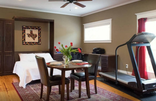 Cute quiet studio - near downtown- pool and spa