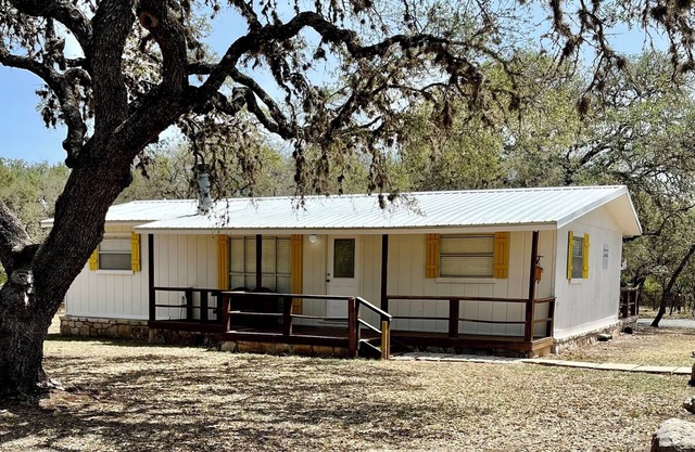 Cute, Secluded cabin in the Woods, 2 miles from Garner State Park