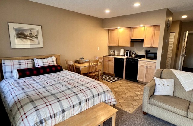 D114 · Lovely Studio apt. Beautiful River & Loon Mtn view