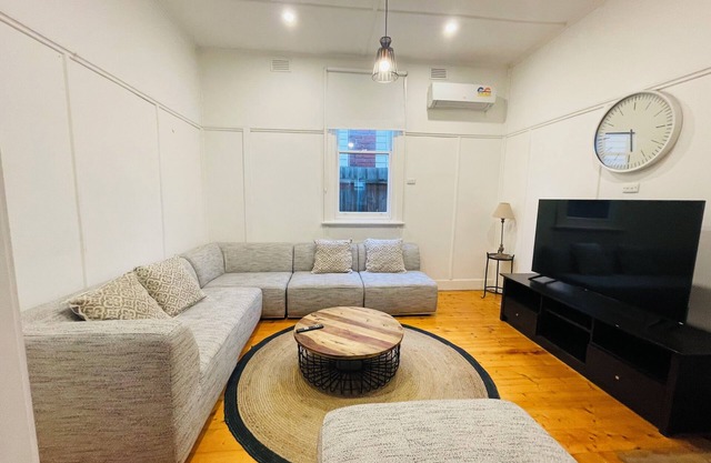 D114 Victorian Home Stay-close to city