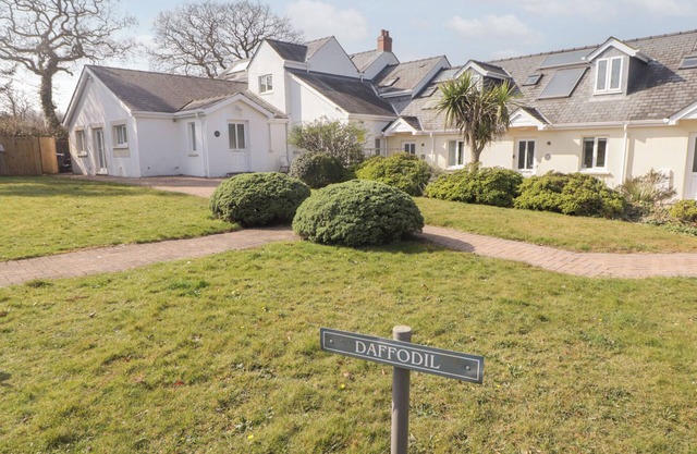 DAFFODIL APARTMENT, pet friendly in Kilgetty