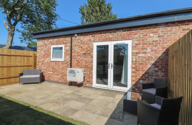 DAFFODIL, pet friendly, character holiday cottage in Northampton