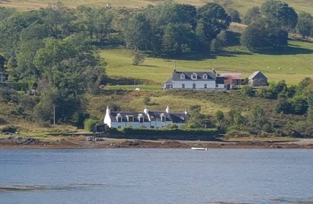 Dalachladdich Cottage: Stay Beside the sea