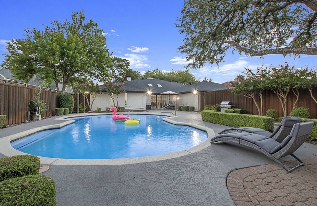 ★Dallas Spacious Luxe House Modern 4BR w/Heated Pool, Spa Sleeps 14+★